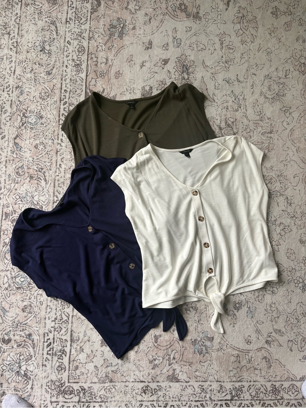 RW&CO. Button-Front Tie Hem Top - Cream, Navy, Olive size L